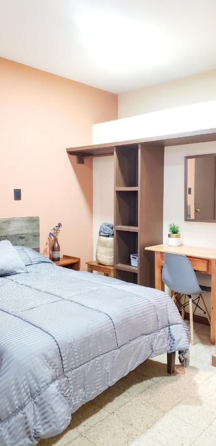 Habitación con cama grande