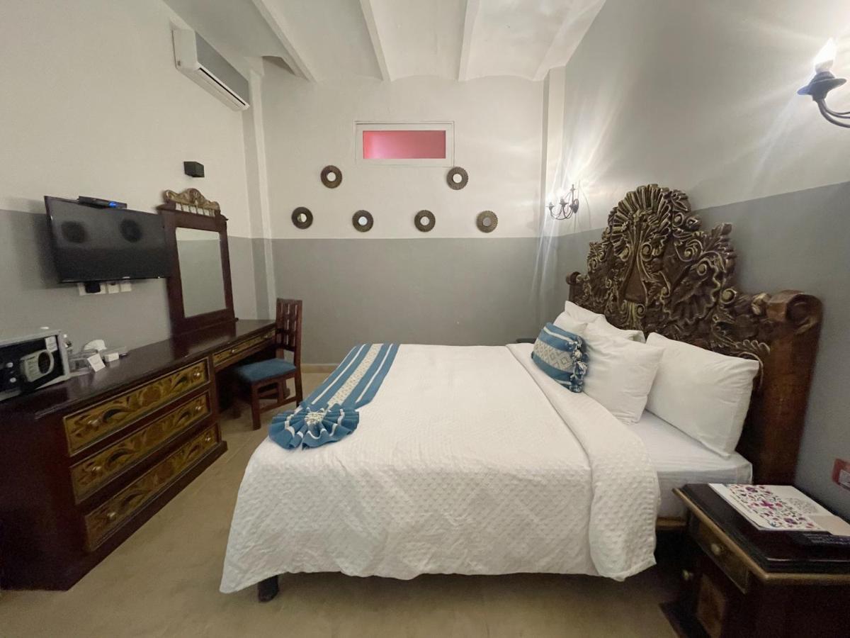 Habitación con cama extragrande.