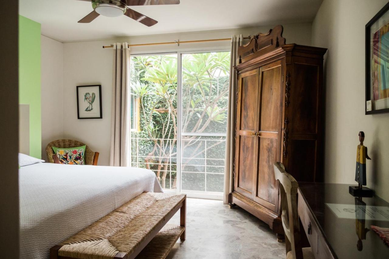 Habitación con cama extragrande.