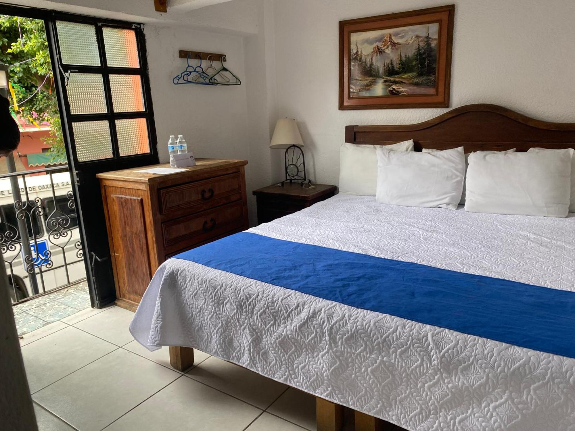Habitación con cama extragrande y balcón