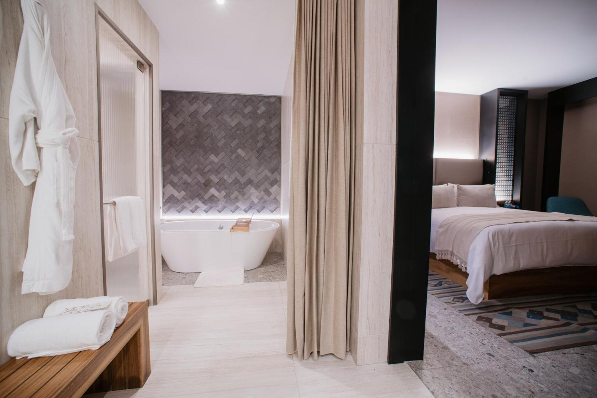 Master Suite 1 King,1563032539:JPEG