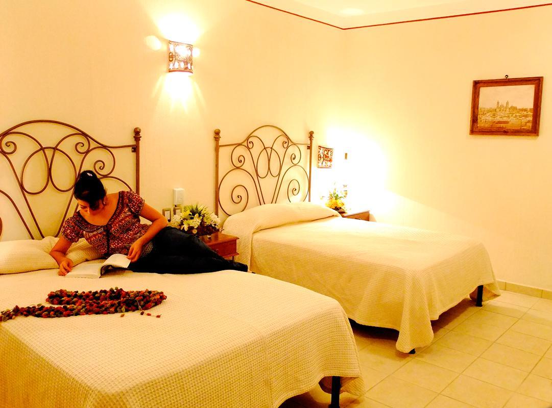 Habitación con cama grande y cama doble