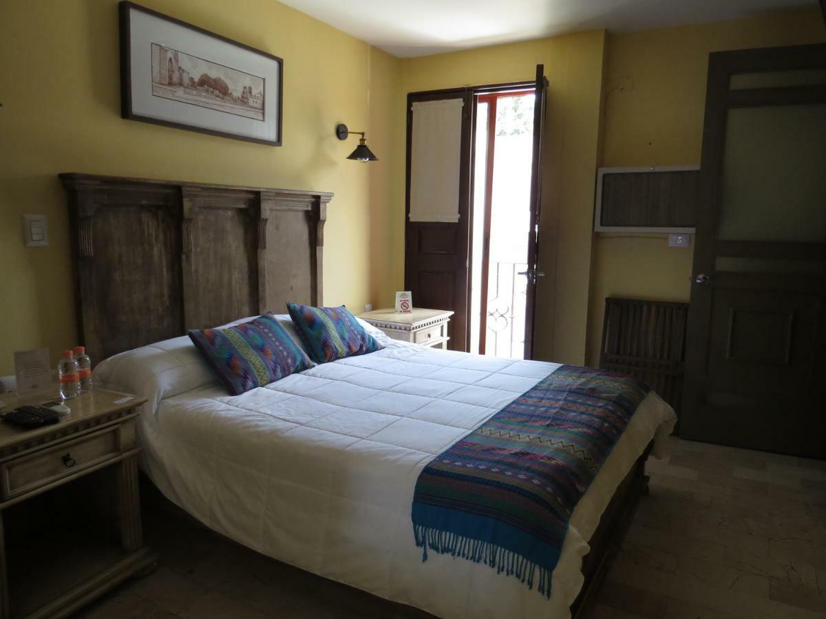 Habitación con cama grande